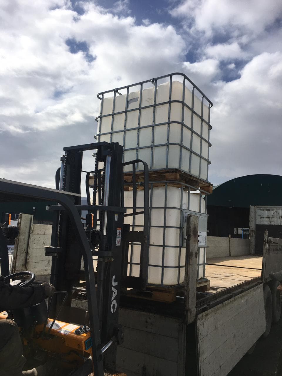 Емкость кубическая 1000 л в обрешетке с краном - 3